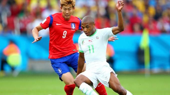 Brahimi controla el balón ante un delantero coreano.