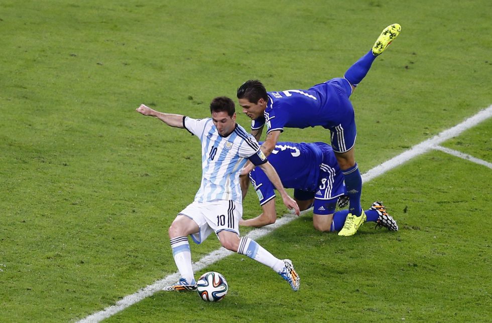Desde la frontal y creando el caos a su paso, Messi se desquitó de un mal partido (REUTERS)