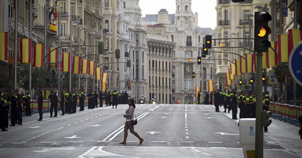 La Gran Vía vacía de gente, poblada de policías