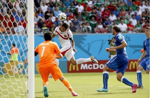 Bryan Ruiz remata para hacer el gol tico ante Buffon. Imagen: FIFA.
