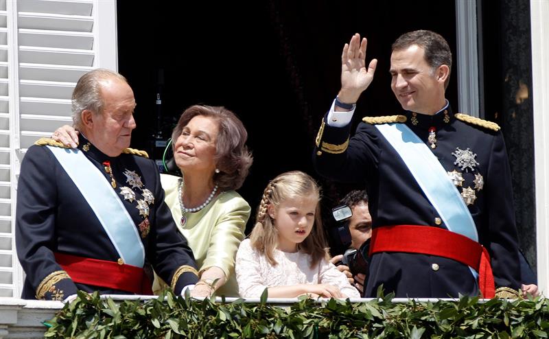 Pasado, presente y futuro de la Casa de Borbón, saludando tras la proclamación. Foto: Casa Real