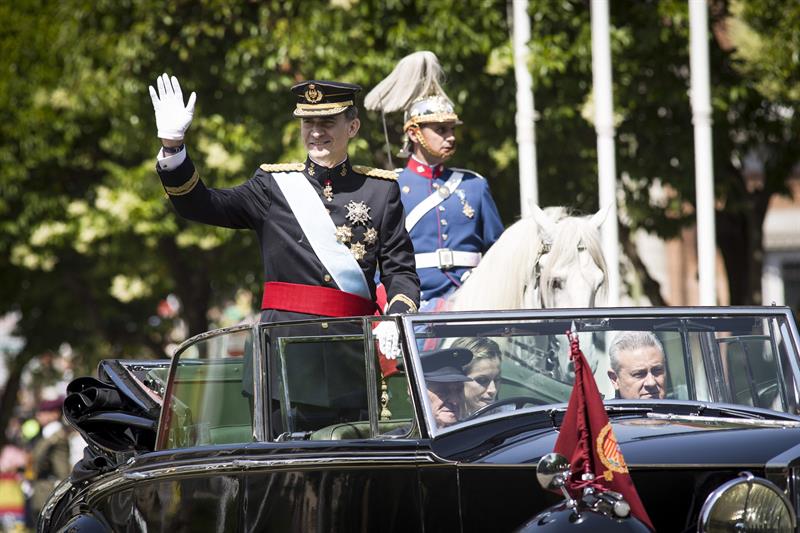En un momento del desfile ante los ciudadanos en el día de su proclamación. Foto: Casa Real